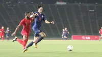 Striker Timnas Indonesia U-22, Marinus Wanewar, berebut bola dengan bek Thailand, Marco Ballini, dalam final Piala AFF U-22 2019. (Bola.com/Zulfirdaus Harahap)