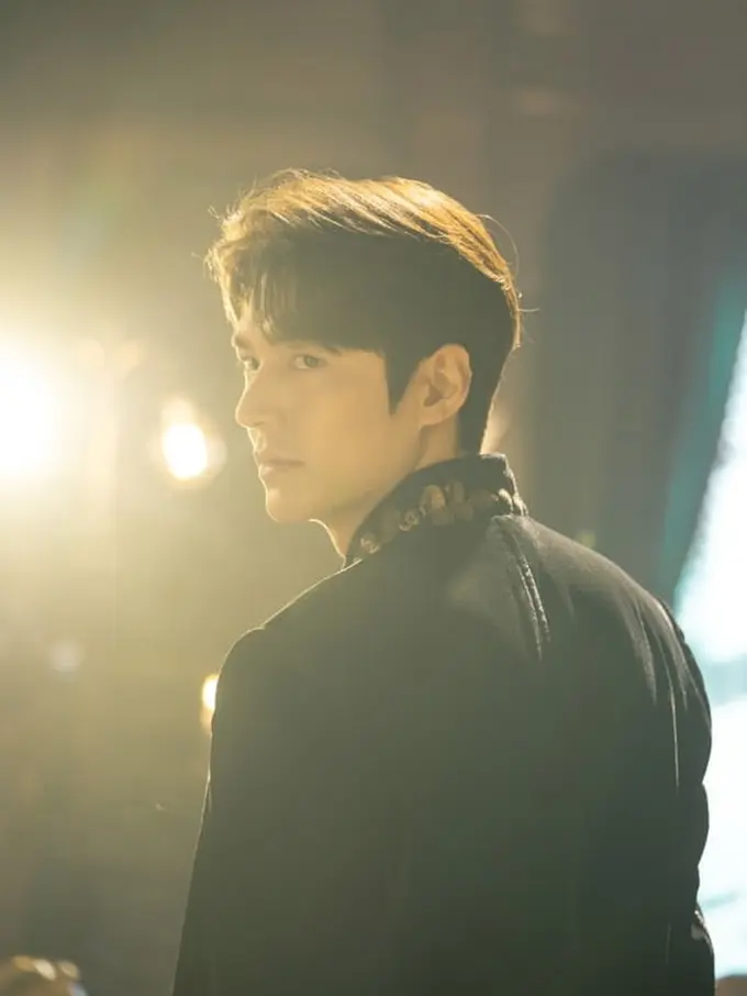 Lee Min Ho dalam The King: Eternal Monarch (SBS via Soompi)