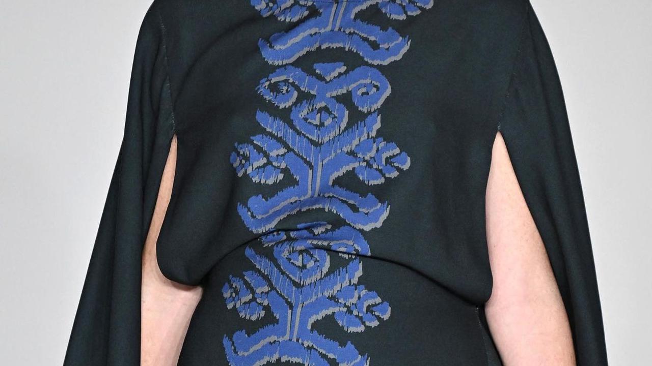 "Ini adalah ajang untuk fashion hice, marketing, dan dare sales. Jadi, ini adalah New York Fashion Week industri dan kalau dilihat dari schedule-nya, kita bareng-bareng (tampil) dengan fashion house besar," katanya dikutip ANTARA.