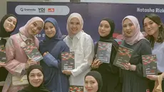 Kini fokus jadi penulis, Natasha Rizky punya penggemar seperti Citra Kirana, Zaskia Adya Mecca, hingga Dewi Sandra. Mereka terlihat kompak menghadiri perilisan buku baru Natasha Rizky. (Liputan6.com/IG/@natasharizkynew)