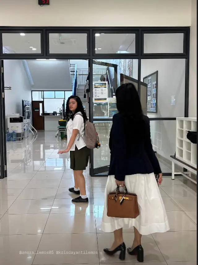 Krisdayanti Antar Amora Masuk SMA, Tas Kate Spade Rp7,3 Juta Lengkapi Gaya Back to School