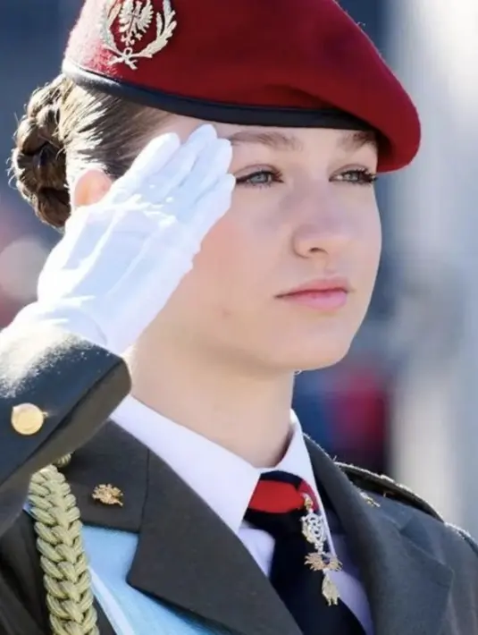 Pulasan riasan tipis juga sempurna menyegarkan tampilannya.  [Foto: Instagram/ Putri_leonor]