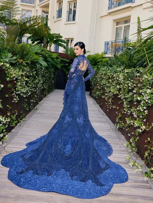 Kebaya dress memukau dikenakan oleh Raline Shah saat menghadiri Cannes Film Festival tahun lalu. [@maisonbaazcouture]
