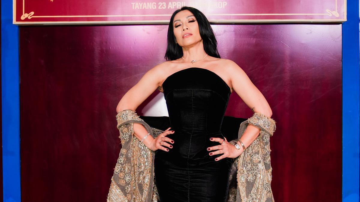 6 Pose Anggun di Gala Premiere Film Para Perasuk, Pakai Gaun Drama Diva Karya Desainer Tex Saverio