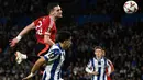 Pemain belakang Manchester United, Diogo Dalot (atas) berebut boal atas dengan Nayef Aguerd (Real Sociedad) saat laga leg pertama 16 besar Liga Europa 2024/2025 di Stadion Anoeta, San Sebastian, Kamis 6 Maret 2025 waktu setempat atau Jumat (7/3/2025) dini hari WIB. (ANDER GILLENEA/AFP)