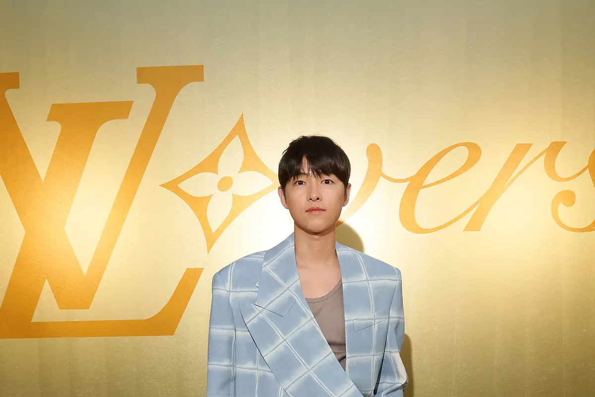 Gaya Hot Daddy Song Joong Ki di Show Perdana Louis Vuitton Karya Pharell Williams