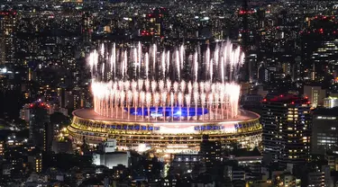 Kembang api menyala di atas Stadion Nasional saat upacara penutupan Olimpiade Tokyo 2020 di Tokyo, Jepang, Minggu (8/8/2021). Olimpiade Tokyo 2020 resmi ditutup. (AP Photo/Kiichiro Sato)
