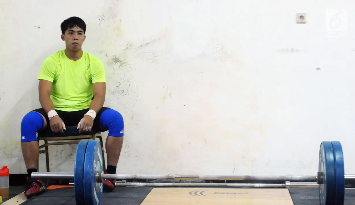 Lifter putra I Ketut Ariana saat latihan jelang tes prestasi pelatnas angkat besi Asian Games 2018 di Mako Lanmar Jakarta, Selasa (6/3). Tes prestasi ini untuk mengukur kemajuan atlet jelang Asian Games 2018. (Liputan6.com/Helmi Fithriansyah)
