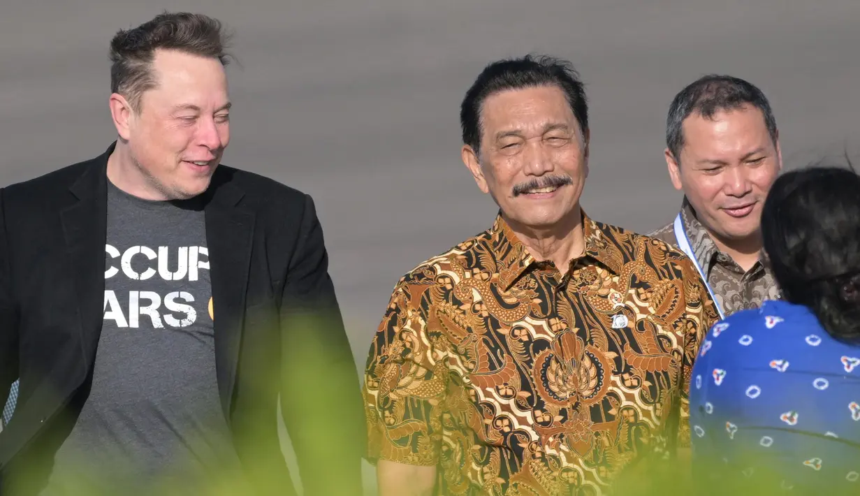 CEO Tesla Inc sekaligus SpaceX, Elon Musk (kiri) berjalan bersama Menteri Koordinator Bidang Kemaritiman dan Investasi Indonesia Luhut Binsar Pandjaitan saat tiba di Bandara Internasional I Gusti Ngurah Rai di Denpasar, Bali, pada 19 Mei 2024. (SONNY TUMBELAKA/AFP)