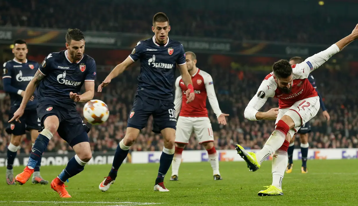 Pemain Arsenal, Olivier Giroud mencoba mencetak gol saat menjamu Red Star Belgrade pada penyisihan Grup H Liga Europa di Emirates Stadium, Jumat (3/11). The Gunners ditahan imbang tanpa gol oleh tim tamu. (AP /Tim Ireland)