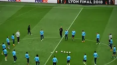 Para pemain Marseille melakukan pemanasan selama sesi latihan di stadion Parc OL di Decines-Charpieu (15/5). Marseille akan melawan wakil Spanyol, Atletico Madrid pada babak final Liga Europa. (AFP Photo/Jean-Philippe Ksiazek)