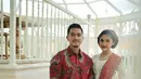 Gaya elegan lainnya dari Erina Gudono saat mendampingi sang suami. Ia mengenakan kebaya brokat putih yang panjang, dipadu kain batik merah yang serasi dengan selendang batik yang disampirkannya di salah satu bahu. Rambutnya disanggul rapi bak pengantin Jawa. Foto: Instagram.