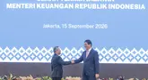 Menteri Keuangan Suahasil Nazara (kanan) bersalaman dengan pejabat sebelumnya, Purbaya Yudhi Sadewa, saat serah terima jabatan di Kementerian Keuangan, Jakarta, Selasa (15/9/2026). (KLY/Budy Santoso)