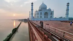 Foto yang diambil pada 18 Juli 2023 ini memperlihatkan tepian sungai Yamuna yang tergenang air di sepanjang Taj Mahal di Agra, India. (Pawan SHARMA / AFP)
