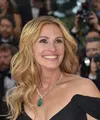 Penampilan Julia Roberts saat hadir di Festival Film Cannes begitu cantik dengan mengenakan gaun hitamnya. Ada yang berbeda dari penampilannya, yaitu tanpa mengenakan alas kaki. (AFP/Bintang.com)