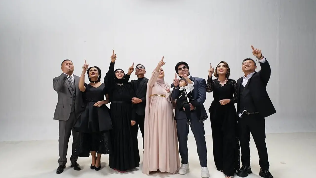 Pemotretan keluarga Aurel Hermansyah Bersama Orang Tua, Tampil Makin Kompak