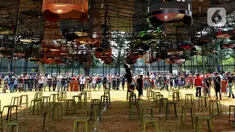 Warga mengikuti Lomba Kicau Burung Pra Piala Gubernur di Lapangan Banteng, Jakarta, Minggu (7/8/20222). Kegiatan tersebut diikuti sekitar 4.000 orang dari beragam  komunitas pecinta burung. (merdeka.com/Arie Basuki)
