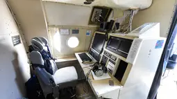 Ruang pengawasan pesawat Kirmet milik NOAA di Coast Guard Air Station, Bandara Opa Locka, Miami, AS (12/5). Pesawat ini juga mendukung penelitian mengenai liputan es Arktik, studi kimia udara, dan suhu air laut. (AFP Photo/Rhona Wise)