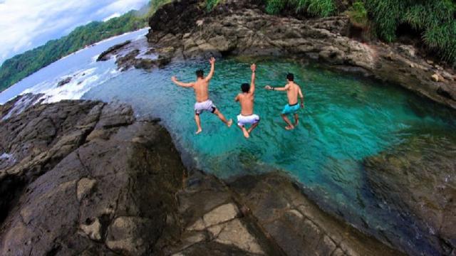 Terdapat puluhan objek wisata yang tersebar di sepanjang jalur Pantai Selatan Pulau Jawa.