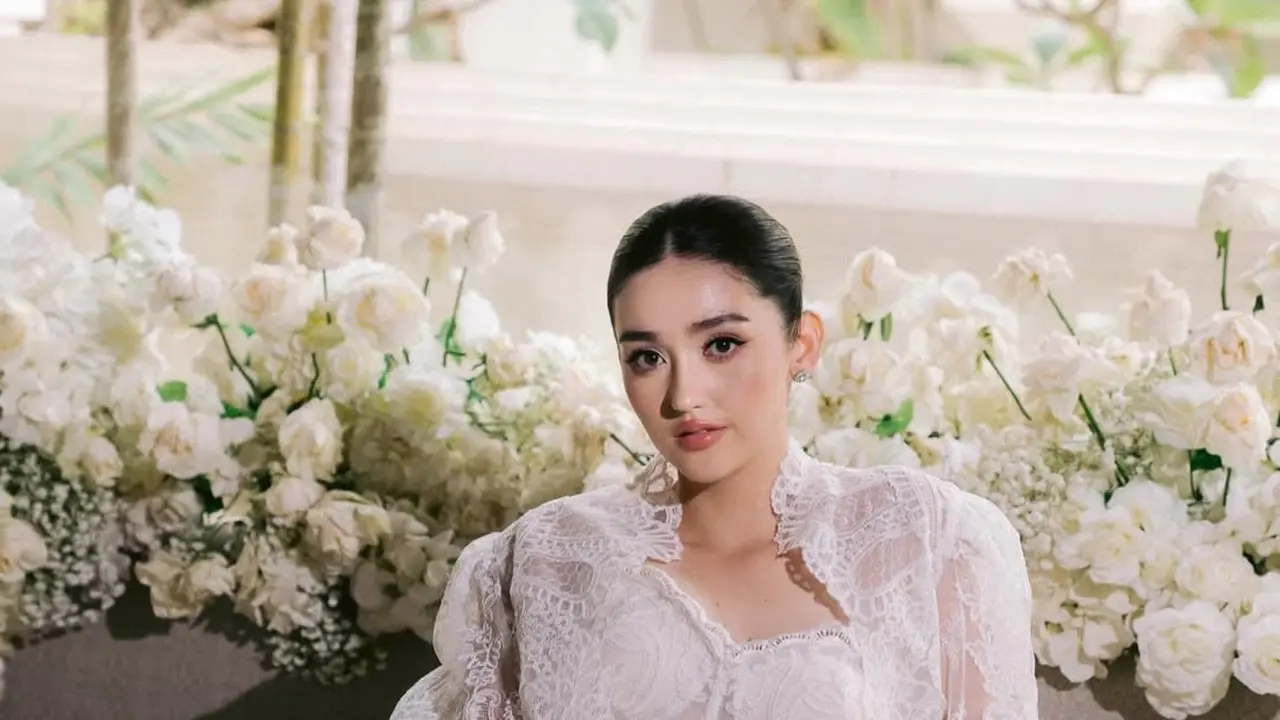 Berani dan Memikat, Ranty Maria Tampil dalam Lace Bridal Robe Jelang Menikah dengan Rayn Wijaya