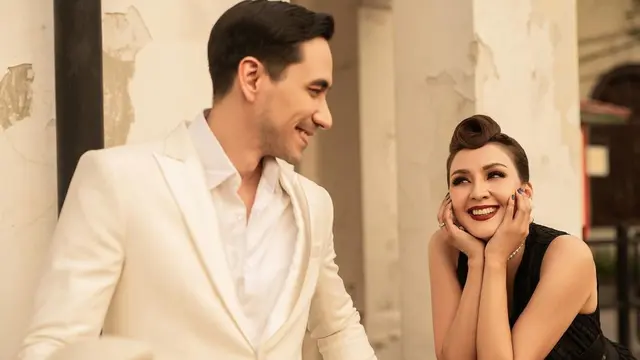 12 Potret Romantis Darius Sinathrya dan Donna Agnesia Naik Vespa Mahal, Terlihat Makin Bucin dengan Gaya Klasik ala 80an
