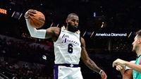 LeBron James meraih rebound melawan San Antonio Spurs pada 25 November 2022. (Dok. NBA)