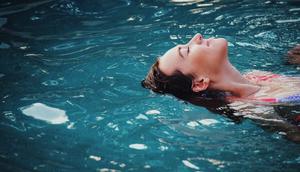 Ilustrasi berenang. Sumber foto: unsplash.com/Haley Phelps.