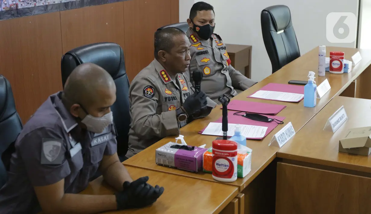 Kabid Humas Polda Metro Jaya, Kombes (Pol) Yusri Yunus (tengah) bersama Kapolres Jakarta Pusat Kombes (Pol) Hengky Haryadi saat rilis penyalahgunaan narkotika yang melibatkan artis Nia Ramadhani dan suaminya Ardi Bakrie di Polres Jakarta Pusat, Kamis (8/7/2021). (Liputan6.com/Helmi Fithriansyah)