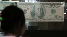 Seorang nasabah memasuki tempat penukaran mata uang asing di Jakarta, Rabu (5/9). Nilai tukar Rupiah di pasar spot menguat tipis 0,06 persen ke Rp 14.926 per dollar Amerika. (Merdeka.com/Imam Buhori)