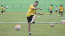 Pemain Arema Cronus, Toni Espinosa, menendang bola saat berlatih jelang laga menghadapi Sriwijaya FC pada Piala Jenderal Sudirman di Stadion Gajayana, Malang, Jumat (20/11/2015). (Bola.com/Vitalis Yogi Trisna)