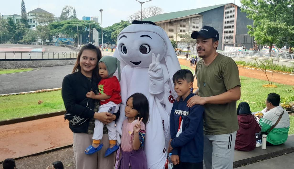 Selain itu, Masyarakat Bandung juga berkesempatan untuk bertemu langsung dengan La'Eeb pada Sabtu pagi ini di GOR Saparua. (Procomm Surya Citra Media)