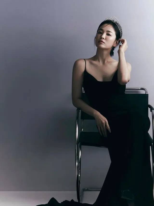 Song Hye Kyo Pancarkan Keanggunan Bak Ratu di Pemotretan Terbaru, Pakai Mahkota Senilai Rp6 M