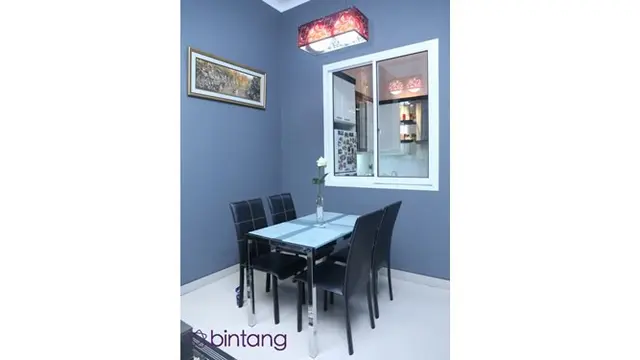 Ruang makan yang tidak terlalu besar, Fitri Carlina dan suami Fitri Carlina memilih meja makan dengan 4 kursi bermodel minimalis.