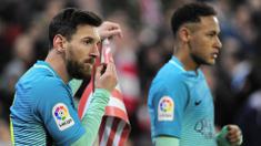Bintang Barcelona, Lionel Messi, tampak kecewa usai kalah dari Athletic Bilbao pada laga Copa del Rey di Stadion San Memes, Spanyol, Kamis (5/1/2017). Barcelona kalah 1-2 dari Bilbao. (AFP/Ander Gillenea)
