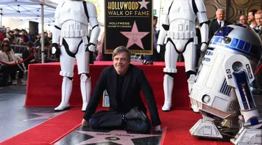 Pemeran Luke Skywalker dalam film "Star Wars", Mark Hamill berpose saat mendapat Hollywood Walk of Fame di Los Angeles (8/3). Mark Hamill adalah orang ke 2.630 yang mendapatkan bintangnya di Hollywood Boulevard. (Jordan Strauss / Invision / AP)