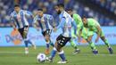Striker Napoli, Lorenzo Insigne melakukan eksekusi penalti yang berbuah gol pertama timnya ke gawang Lazio dalam laga lanjutan Liga Italia 2020/2021 pekan ke-32 di Diego Armando Maradona Stadium, Naples, Kamis (22/4/2021). Napoli menang 5-2 atas Lazio. (Lapresse via AP/Alessandro Garofalo)