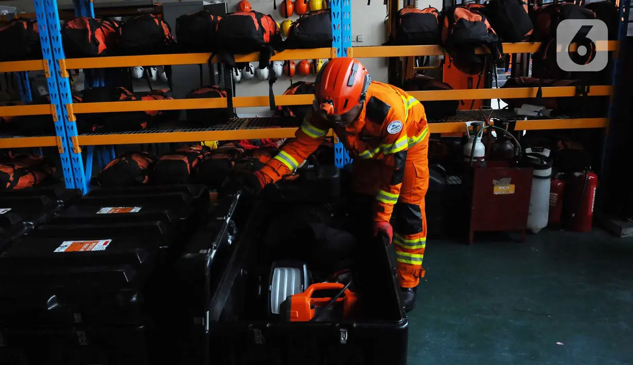 Tim Basarnas melakukan persiapan peralatan untuk bantuan  tim pencarian dan penyelamatan (SAR) ke Turki di lapangan BSG Basarnas, Jakarta, Rabu (8/2/2023). Hingga Rabu (8/2), korban tewas akibat gempa bumi dahsyat di Turki dan Suriah melonjak menjadi lebih dari 8.700 orang. (merdeka.com/Imam buhori)