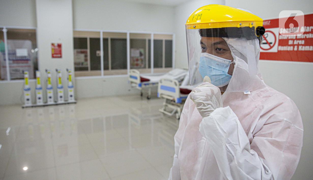 Petugas mengenakan hazmat saat menyiapkan kesiapan di Tower 8 Wisma Atlet Pademangan, Jakarta, Selassa (15/6/2021). Koordinator Lapangan RSDC Wisma Atlet Letkol Marinir M. Arifin mengatakan soal alternatif Tower 8 Wisma Atlet Pademangan untuk pasien OTG COVID-19. (Liputan6.com/Faizal Fanani)