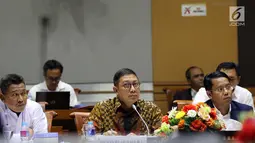 Menteri Agama Lukman Hakim Saifuddin (tengah) saat mengikuti Raker dengan Komisi VIII DPR di Kompleks Parlemen, Senayan, Jakarta, Selasa (4/9). Raker membahas Rencana Kerja/Anggaran Kementerian Agama Tahun Anggaran 2019. (Liputan6.com/Johan Tallo)