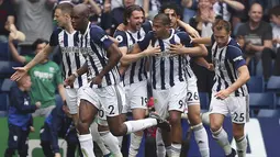 Para pemain West Bromwich Albion merayakan gol Salomon Rondon (tengah) ke gawang Liverpool pada lanjutan Premier League di The Hawthorns, West Bromwich, (21/4/2018).  West Bromwich imbangi Liverpool 2-2. (Nigel French/PA via AP)