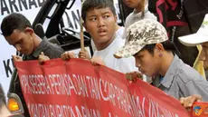Citizen6, Jakarta: Puluhan masa yang menamakan diri mereka Kesatuan Aksi Pemuda Anti Korupsi (KAPAK) pada senin (2/5) pagi melakukan orasi serta aksi unjuk rasa di depan kantor KPK, Rasuna Said, Jakarta. 