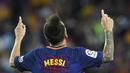 Bintang Barcelona, Lionel Messi, merayakan gol yang dicetaknya ke gawang Espanyol pada laga La Liga Spanyol di Stadion Camp Nou, Katalonia, Sabtu (9/9/2017). Barcelona menang 5-0 atas Espanyol. (AFP/Lluis Gene)