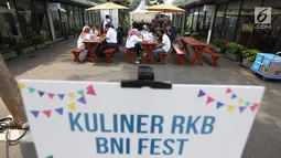 Sejumlah pengunjung menikmati sajian kuliner pada acara Rumah Kreatif BUMN (RKB) BNI Fest di Halal Park, Jakarta, Sabtu (27/7/2019). BNI dan Anak Perusahaan turut meramaikan Halal Park yang digelar pada tanggal 27-28 Juli 2019. (Liputan6.com/HO/Rizki)