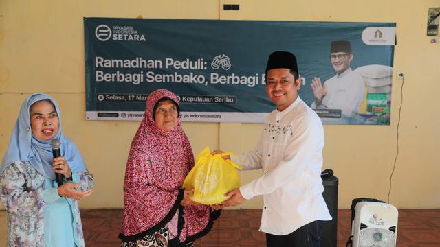 Sambut Lebaran, Sandiaga Berbagi dengan Warga Pulau Seribu
