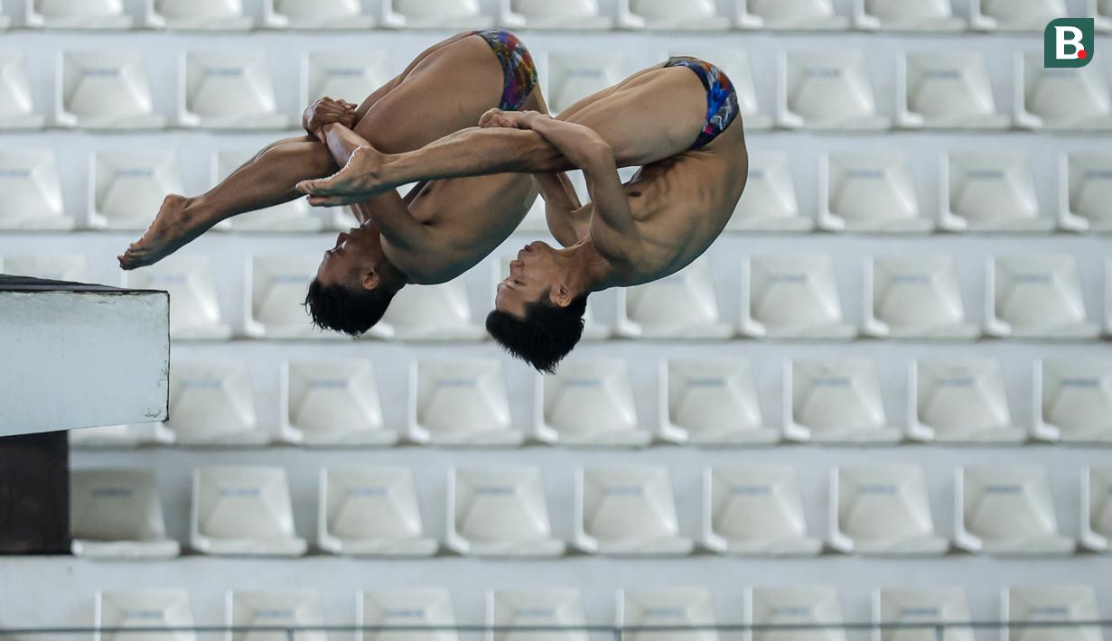 Pasangan atlet loncat indah, Andriyan (kanan) dan Adityo Restu Putra beraksi pada nomor menara synchro putra Kejurnas Akuatik 2026 di Stadion Akuatik Gelora Bung Karno, Senayan, Jakarta, Selasa (05/05/2026). (Bola.com/Bagaskara Lazuardi)