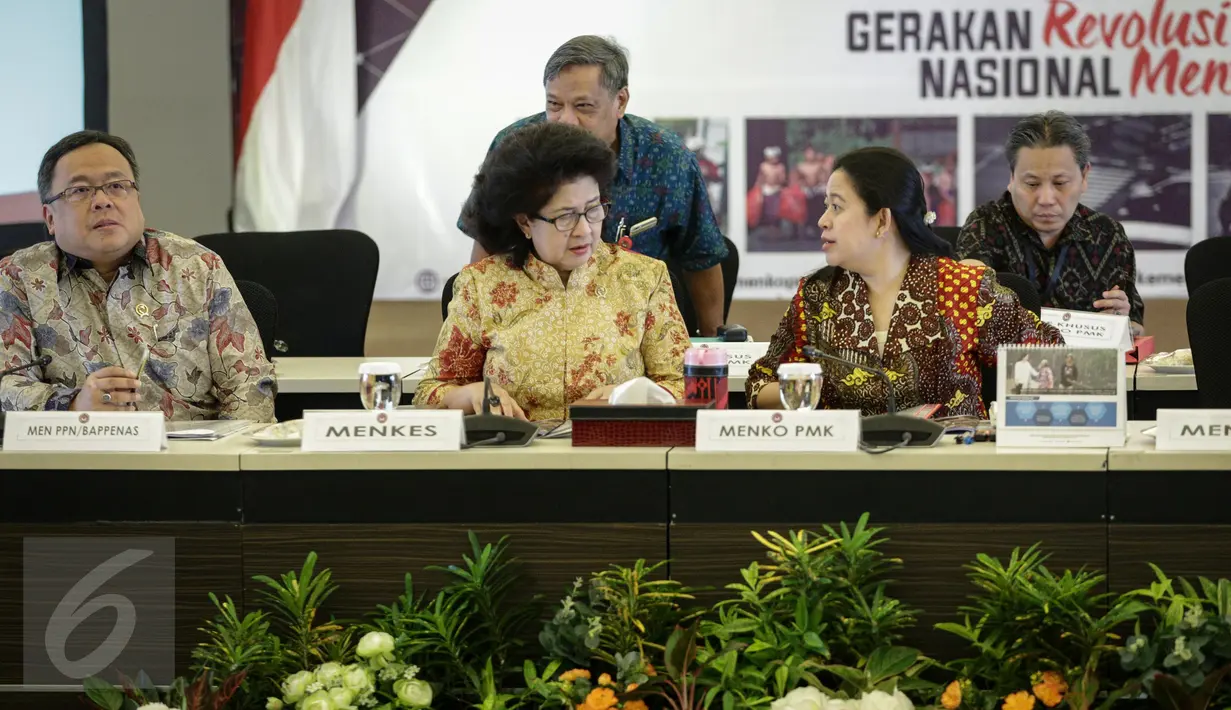 Menko PMK Puan Maharani berbincang dengan Menteri Kesehatan Nila Farid Moeloek saat rapat tingkat Menteri di Kementerian Kemenko PMK) Jakarta, Kamis (30/3). Rapat membahas pengendalian Defisit DJS Kesehatan. (Liputan6.com/Faizal Fanani)
