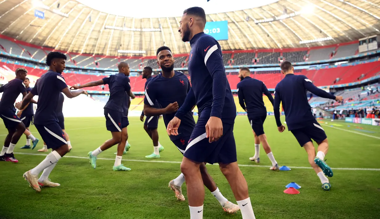 Gelandang timnas Prancis Thomas Lemar (tengah kiri) melihat rekannya Corentin Tolisso selama sesi latihan di Allianz Arena di Munich, Senin (14/6/2021). Timnas Prancis akan bertemu lawan yang cukup berat yaitu Jerman di laga perdana Grup F EURO 2020 pada Rabu (14/6) dini hari WIB. (FRANCK FIFE/AFP)