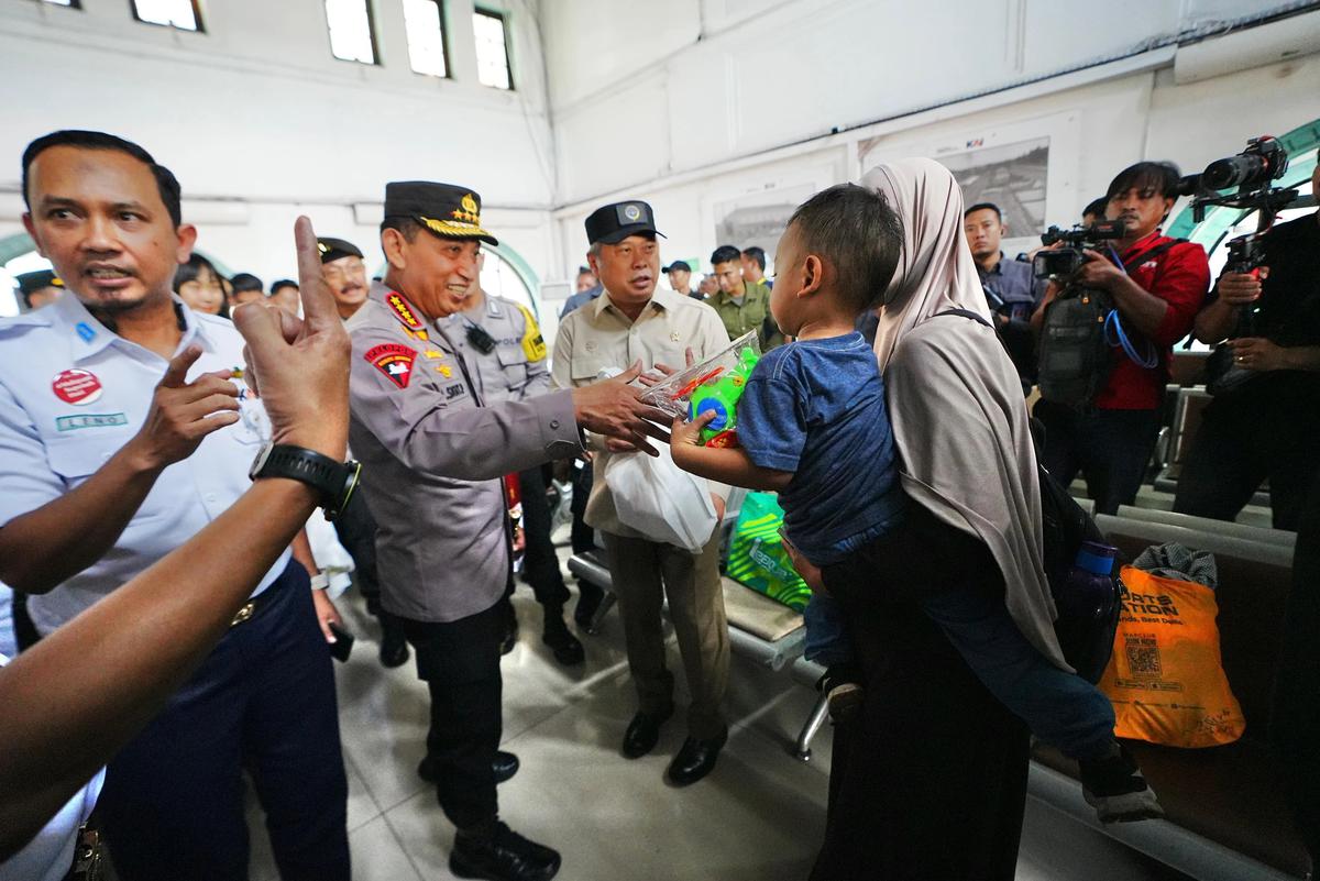 FOTO: Kapolri Pastikan Kesiapsiagaan Stasiun Pasar Senen Jelang Nataru