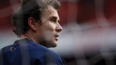 Jens Lehamann Merupakan kiper legendaris Arsenal. Ia telah mencatatkan 148 kali penampilan untuk The Gunners di liga dari tahun 2003 hingga 2008 dan kembali lagi pada 2011. Di musim pertamanya, Lehmann sukses membawa klub London Utara tak terkalahkan dalam 38 laga. (AFP/Adrian Dennis)