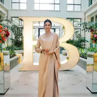 Tampil elegan dan minimalis, kaftan satin warna cream polos seperti yang dikenakan Mikha Tambayong satu ini bisa jadi pilihan. [@miktambayong]